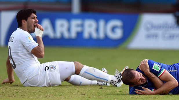 През миналото лято футболът се втрещи от ухапването на уругваеца по рамото на Киелини.
