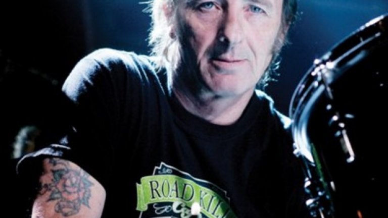 Барабанистът на AC/DC на съд за мокра поръчка