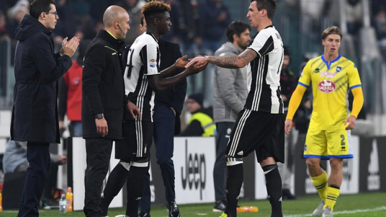 Поведението му на и извън терена прилича на това на Марио Балотели, откъдето и сравненията със Супер Марио. На въпрос колко гола е вкарал за отбора до 17 г. на Ювентус, отговорът на Кийн пред Gazzetta dello Sport e: „Не знам, не ги броя. Да вкарвам голове ми е навик.”