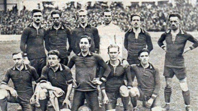 Макар и централата да определя олимпийския турнир по от 1920 г. в Антверпен като „спомогнал за развитието на футбола", тя счита за предтеча на световните първенства следващите две издания на игрите.