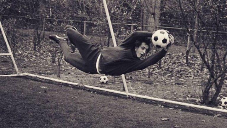 Йохан Кройф можеше всичко с краката си, но явно е имал и данни за вратар.