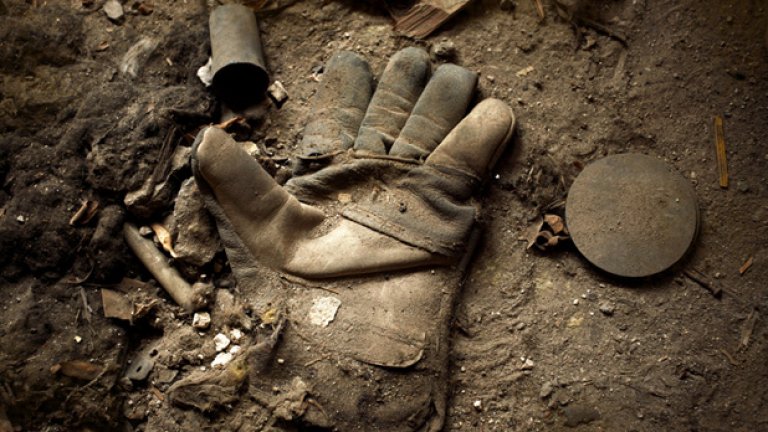 Аз снимах, подпряла камерата на монопод (това може да се превърне в оръжие, мислех си), навеждах се над забравена ръкавица