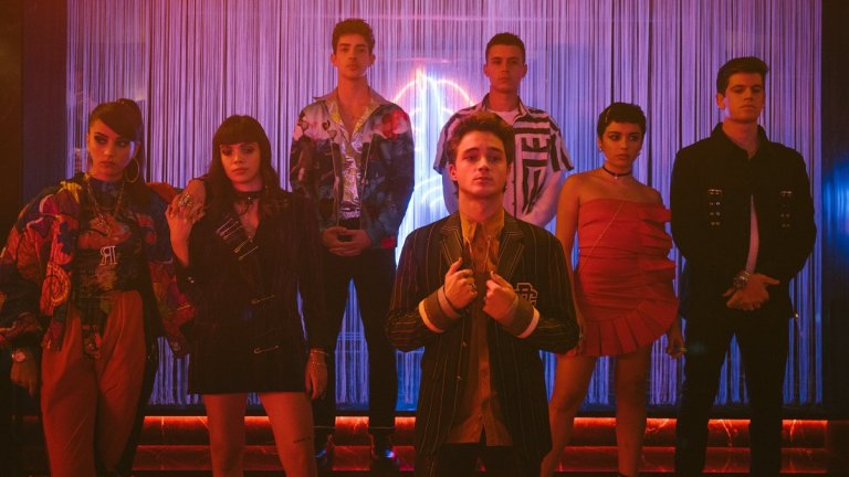 Elite (“Елит”)
Героите в сериала на Netflix “Елит” са група испански ученици, които също като в сериала “Клюкарката” учат в елитна частна гимназия, но се сблъскват с доста по-мрачни житейски обрати от американските си връстници. Завръзката на историята е вражда между по-богатите възпитаници на гимназията Las Encinas и тези от по-ниските социални слоеве, която приключва с убийство, а в хода на сериите се търси кой е убиецът и чие обещаващо бъдеще ще приключи в затвора.