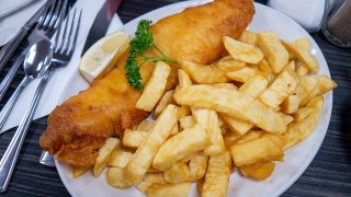 1280px-Fish_and_chips_blackpool