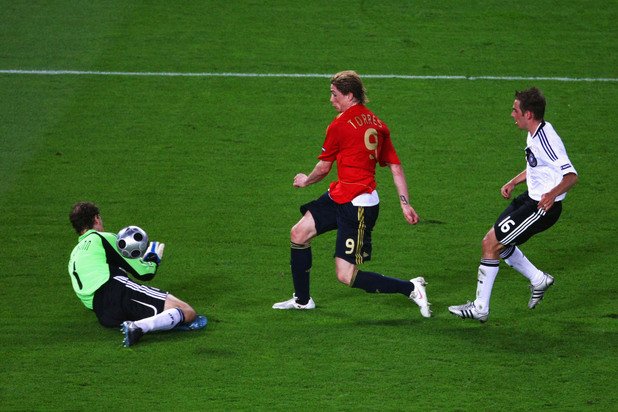 2008 г. - Испания не бе минавала четвъртфинал на голямо първенство от 1984-а. И сега не се очакваше повече, особено след шокиращото решение на Луис Арагонес да извади от състава Раул, звездата на тима. Титлата дойде срещу Германия на финала с победен гол на Фернандо Торес (на снимката) за 1:0. 
