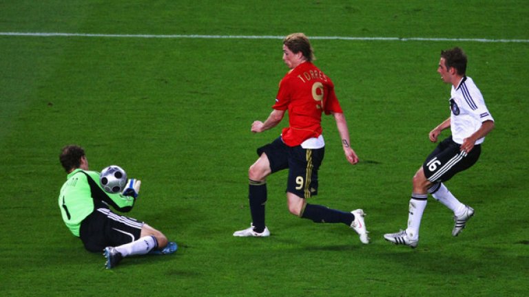 2008 г. - Испания не бе минавала четвъртфинал на голямо първенство от 1984-а. И сега не се очакваше повече, особено след шокиращото решение на Луис Арагонес да извади от състава Раул, звездата на тима. Титлата дойде срещу Германия на финала с победен гол на Фернандо Торес (на снимката) за 1:0. 