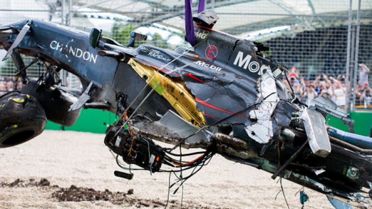 За кратко състезанието бе спряно, за да бъдат разчистени парчетата от пистата