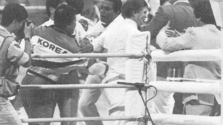 Бой със столове на ринга в Сеул
Преди олимпиадата в Сеул `88 българският боксьор Александър Христов е сочен като фаворит за титлата в категория „петел” (54 кг). Световен и европейски шампион, Христов има едва 15 загуби в над 350 мача. Пловдивчанинът тръгва да се бие в Корея с тумор в бицепса на лявата ръка, голям колкото яйце. Във втория му мач обаче става страшен скандал. След като съдиите му присъждат победа с 4:1 над представителя на домакините Йон-Ли Буин, освирепелите корейци нахлуват на ринга да бият рефера от Нова Зеландия. Някои от тях награбват сгъваемите столове зад въжетата и с тях налагат съдиите по главите. В крайна сметка победата остава за Христов, който е смазан от напрежението покрай целия скандал. И въпреки че печели следващите си три мача, във финала рухва психически срещу американеца Кенеди Маккини. 
Плюе кръв, докато му окачват сребърния медал на врата. Треньорът му Николай Джелатов е откровен: допълнително го е напрегнал с новината, че Ивайло Маринов току-що е спечелил титлата в по-ниските категории и сега е негов ред за злато. „Човек трябва да признава грешките си”, честен е големият специалист.