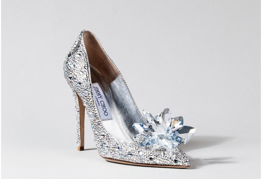 Jimmy Choo е другият дизайнер, който е избран в 9-ката, която ще изобрази своята версия на Стъклената пантофка от „Пепеляшка“. Тези обувки актрисата Лили Джеймс носи на премиерата на филма в Берлин.