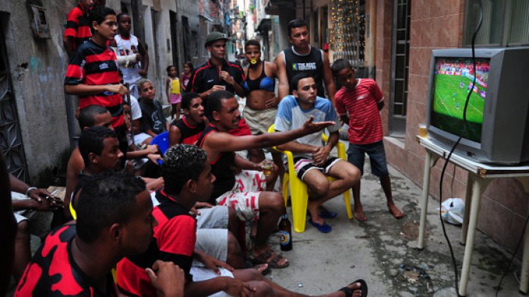 8. Емоционалният. Крещи, псува, троши и нарежда всеки. Абсолютен филмар, който се вживява до такава степен, че след всяка игра животът му се съкращава с няколко месеца. Същият този се поти на контролно в университета, на което дори няма оценки, а когато говори с жена, забравя и собственото си име.