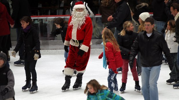 Ню Йорк, Дядо Коледа забавлява възрастни и деца на ледената пързалка в Rockefeller Center 