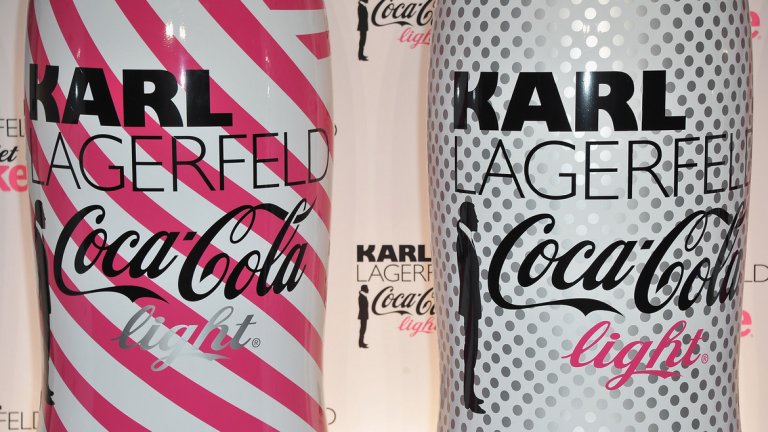 През 2011 прави специален дизайн за Кока-Кола. 