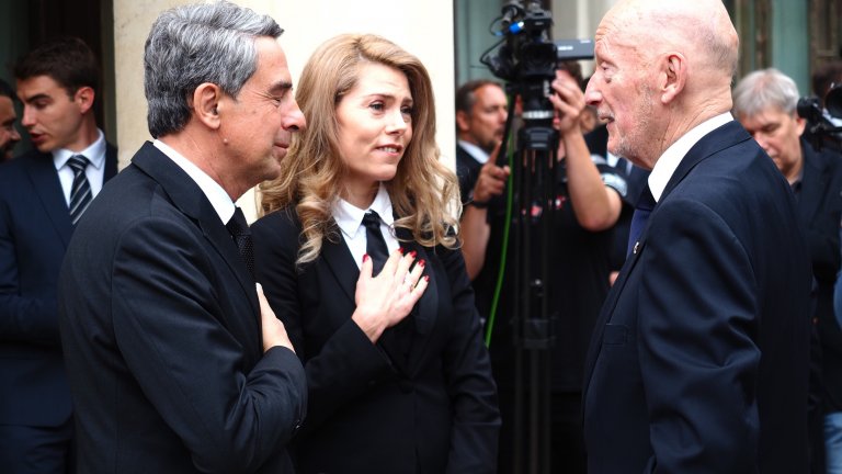 Положиха тленните останки на цар Фердинанд в двореца "Врана" (видео и снимки)