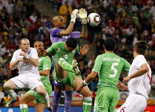 Преди 3 години Раис М`Боли заключи вратата на Алжир срещу Англия и дори Уейн Рууни (на заден план) изглеждаше уплашен от огромния вратар. Мачът на световното от 2010-а завърши 0:0, а сега М`Боли се стяга за втори мондиал.
