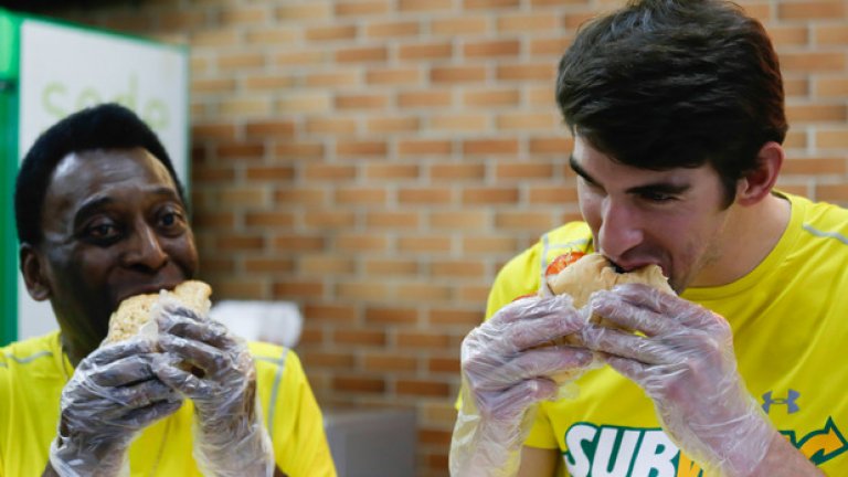 Майкъл Фелпс и Пеле се надяждат със сандвичи. Бразилецът няма никакъв шанс.