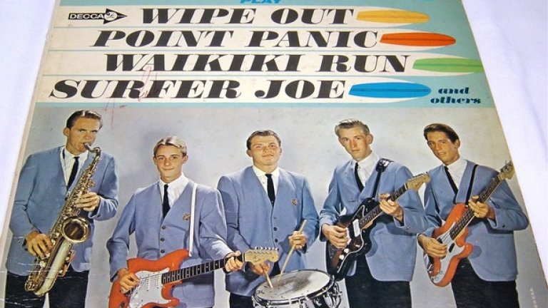 The Surfaris – Wipe Out (1962)
Кой е казал, че летният хит задължително трябва да има някакъв рефрен, който публиката да запее? Кой въобще е казал, че трябва да има пеене? В Wipe Out има само маниакален смях и едно провикване в началото, останалото е 3-минутна инструментална магия с препускащ китарен риф и един от най-незабравимите бийтове на всички времена.