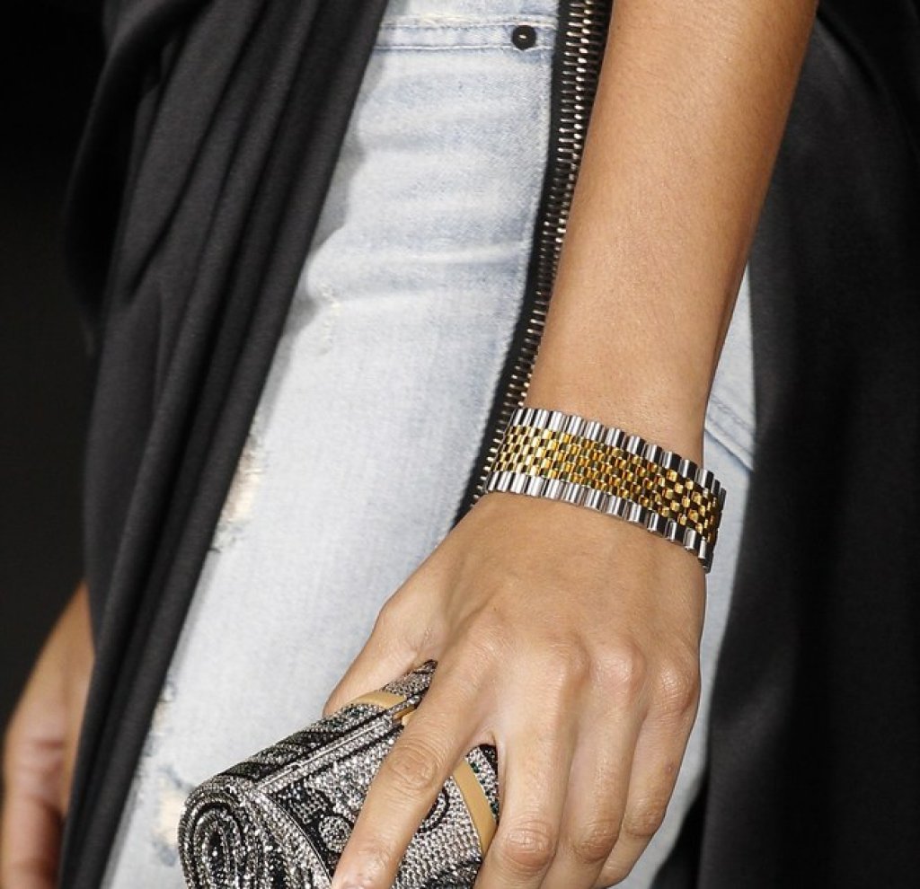 Alexander Wang x Judith Leiber
Бионсе, Риана и Ники Минаж вече са забелязвани с този малък клъч с кристали Swarovski, наподобяващ сгъната пачка с пари.