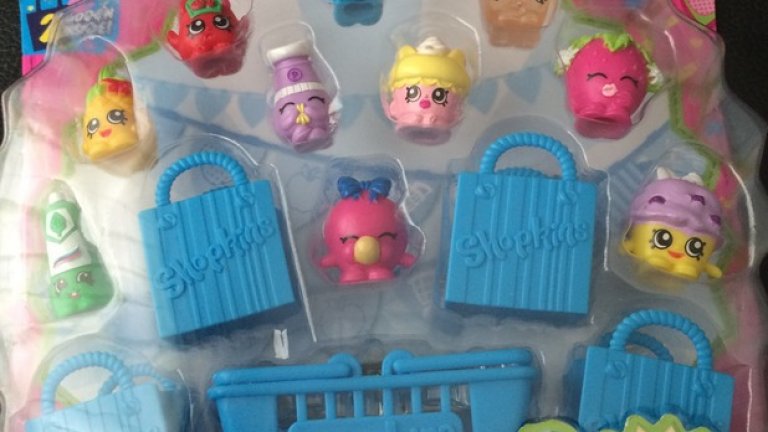 Куклите за колекциониране Shopkins са малки, шарени и сладки и освен това децата имат цели 148 героя, които да събират. Това ги причислява към сигурните коледни подаръци.