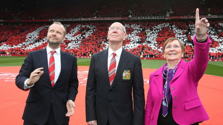 Сър Боби Чарлтън с вицепрезидента на Юнайтед Ед Уудуърд и съпругата си Норма