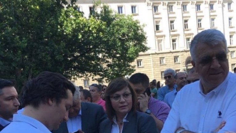 Лидерката на БСП Корнелия Нинова, заобиколена от ключови лица от парламентарната група на партията.