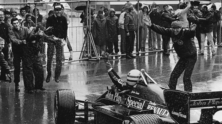 Екипът на Lotus посреща Сена след първата му победа във Формула 1