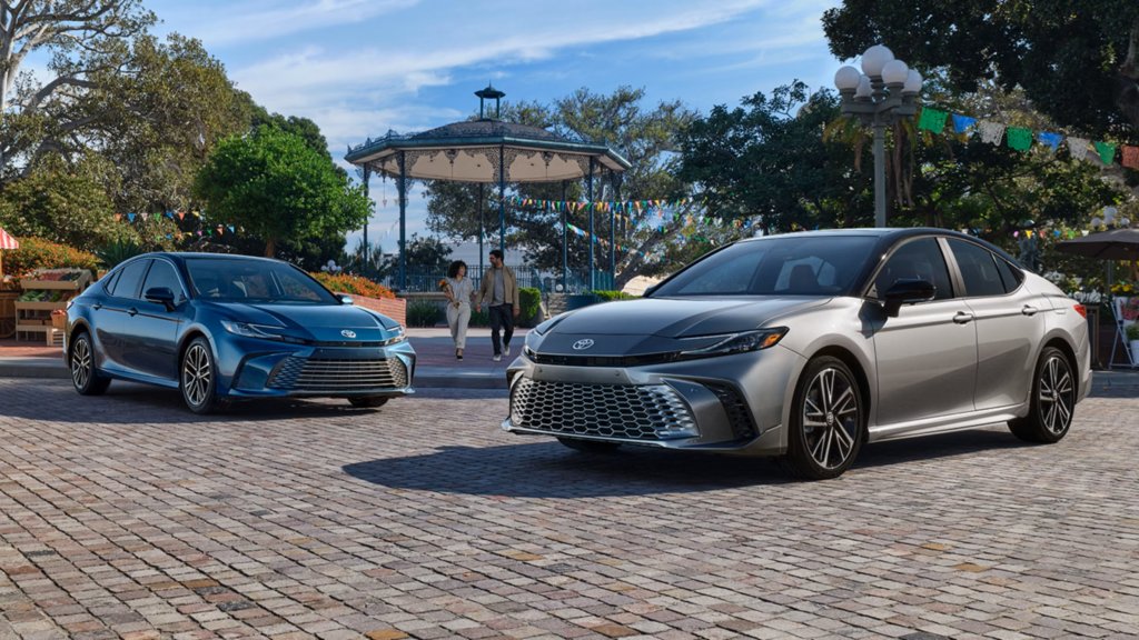 Toyota CamryОще една класика при седаните – Toyota Camry – вече се предлага и като хибрид. Потребителите могат да избират и между предно задвижване или задвижване на четирите гуми едновременно. Стандартната мощност е от 225 конски сили, с което моделът надминава повечето си конкуренти.
