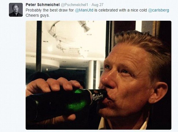 През август Шмайхел отпразнува "добрия жребий" с ледена бира.