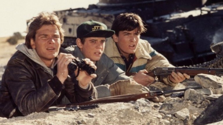 "Червена зора" (Red Dawn, 1984 г.)
Какво ще се случи, ако започне съветска инвазия в САЩ? Оригиналният "Червена зора" разглежда точно този вариант, като в него войниците на СССР имат подкрепата и на съюзниците си от Куба и Никарагуа. Главните герои са група американски тийнейджъри, които се опълчват на съветската окупация, започвайки партизанска война с нашествениците. В главната роля е Патрик Суейзи, а освен него ще видите и младия Чарли Шийн.