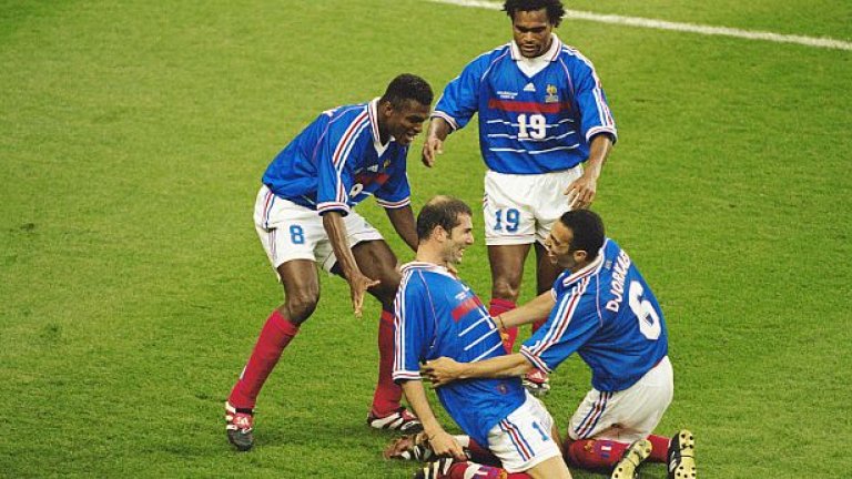 4. Франция, 1998
Най-скорошният шампион пред собствена публика. "Петлите" 

станаха и първият отбор, който печели титлата във формат 

с 32 отбора. Французите притежаваха забележителен отбор, 

в който личаха имената на Зидан, Анри, Бартес, Виера, 

Пирес и др. Франция отбеляза 15 гола и допусна само 2 

във вратата си. На финала, който ще се помни с 

мистериозното заболяване на Роналдо, "петлите" победиха 

Бразилия с две попадения на Зидан с глава.