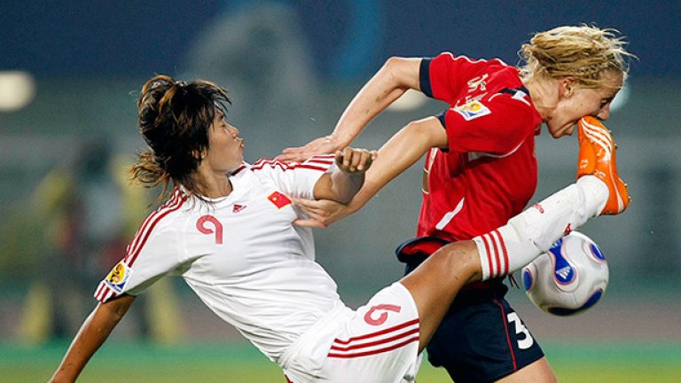 Мръсни похвати. Щипане, скубане и хапане. Да, това са обичайните методи, когато жените си разчистват сметките. А когато на терена има някаква лична вражда, ситуацията излиза от контрол. А когато съдията се намеси, обикновено е твърде късно.