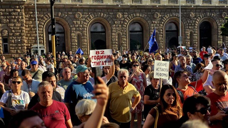 Първи протест срещу кабинета "Радев" се събра в Триъгълника на властта (снимки)