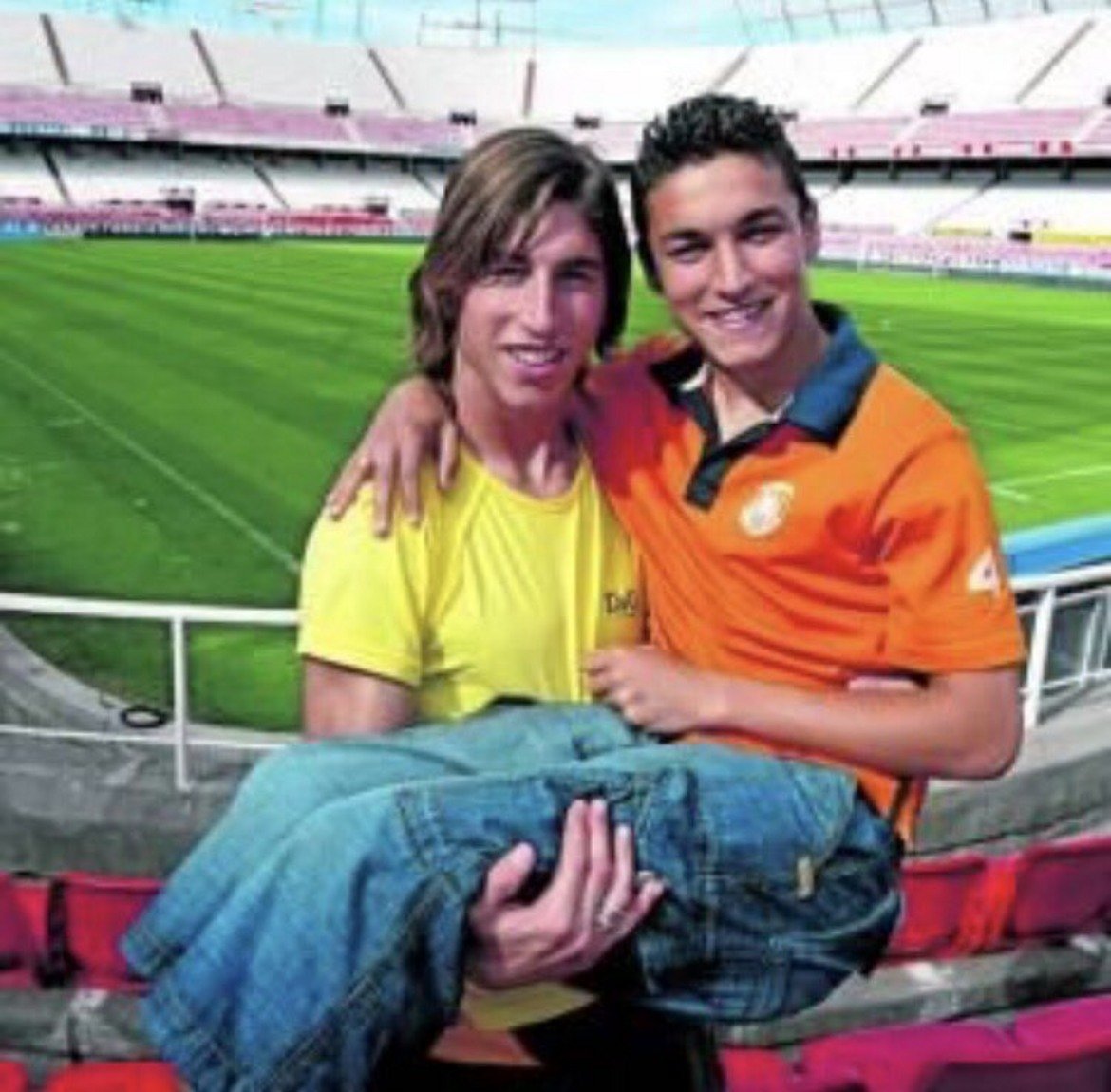 Серхио Рамос и Хесус Навас, когато двамата играеха заедно за Севиля. Помните ли модата на 7/8-ите дънки?