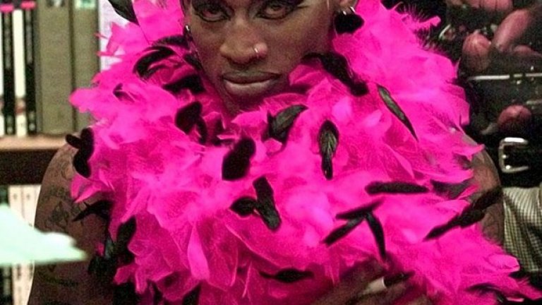 Родман подписва книгата си „Лош колкото си искам” в този вид.