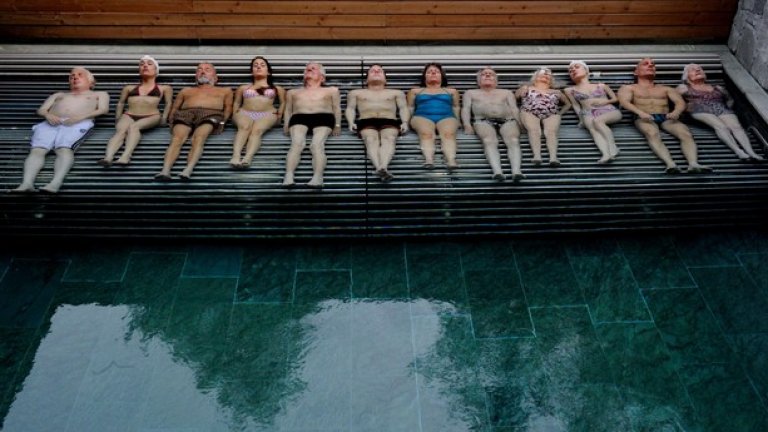 Youth
След глобалния успех на поетичния си фелиниев шедьовър "Великата красота" италианският визионер Паоло Сорентино отново доставя качествено европейско кино в Youth. Филмът беше показан в Кан и изтръгна поредните възбудени възхвали за невероятния талант на Сорентино да разказва емоционално ангажираща история в красиви картини.
Легендите Майкъл Кейн и Харви Кайтел играят двама артистични бонвивани, наближаващи третото действие на живота си, готови да преоткрият великолепието на съществуването дори на прага на неговия залез. 
Youth има шанс да се състезава не просто за чуждоезичен филм, а за всички големи категории, както това се е случвало с други европейски и азиатски кино събития през годините.