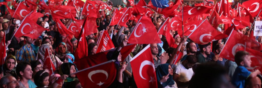 В подкрепа на демокрацията над два милиона души се събраха в Истанбул.