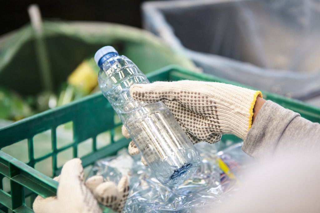 От революционно откритие до екологична заплаха: пътят на пластмасата