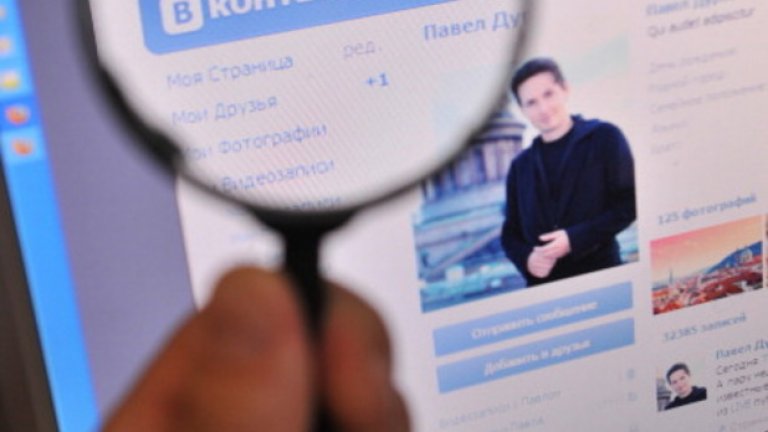 Дуров, основател на социалната мрежа ВКонтакте, отказва искане от службите за сигурност да блокира достъпа до мрежата си за опозиционни политически групи, за да не могат те чрез нея да организират антиправителствените си протести в Москва. Това му коства бизнеса и е причина за емиграцията му от Русия