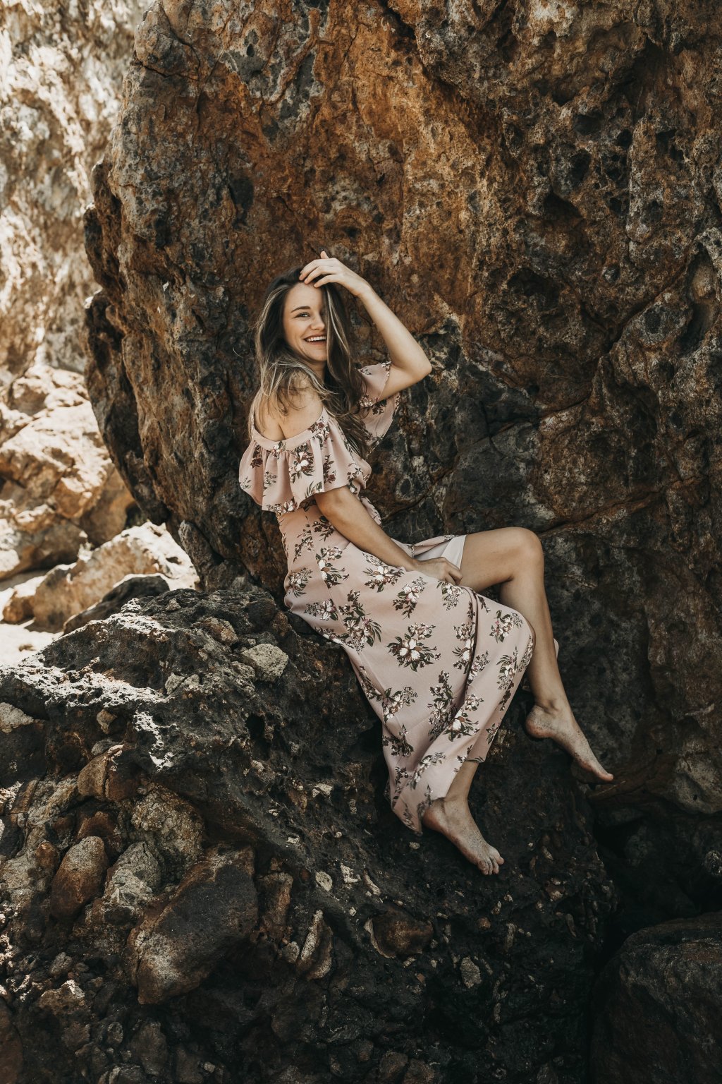 Макси рокля или пола
Дългите, обемни и шарени поли и рокли са лятна класика, която е вечно актуална. Когато е горещо и задушно, не ни е до тесни и прилепнали дрехи, затова предпочитаме именно макси рокля или пола, която да се носи ефирно около нас. Допълнителен плюс е, че прикрива някой несъвършенства във фигурата.