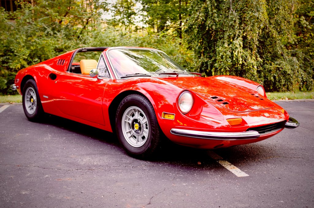 Ferrari DinoНяма как да не включим автомобила, кръстен на покойния син на Енцо Ферари – Дино. Тази кола е създадена изцяло в чест на младия Алфредо, който е насърчавал баща си да създава изключително и само високоскоростни спортни автомобили. Тя е уникална, защото е сред твърде малкото модели на Ferrari, които не са с емблемата-конче на предния капак.