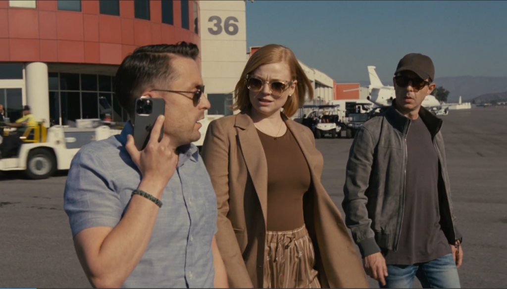 4. Succession / „Наследници“ (2018–2023)
Логан Рой е изградил медийна империя и е възпитал децата си да искат контрола над нея. Проблемът е, че не възнамерява лесно да им го отстъпи - и рядко им позволява да повярват, че са достойни за него.
Сериалът на Джеси Армстронг следи борбата за наследството на Рой, в която семейните отношения, корпоративните сделки и политическото влияние са неразделни. Брайън Кокс, Джеръми Стронг, Сара Снук и Киърън Кълкин превръщат всяка среща на фамилията в напрегнати преговори.
За четири сезона „Наследници“ показва как хора, които могат да купят почти всичко, остават зависими от одобрението на един човек. А най-скъпите им решения често започват с най-старите семейни обиди.