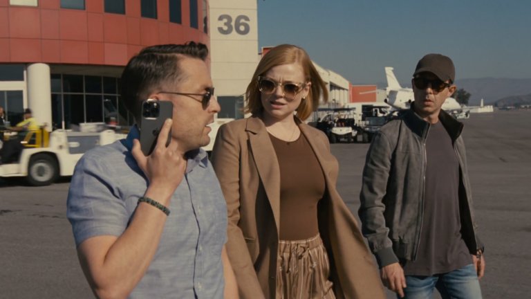 4. Succession / „Наследници“ (2018–2023)
Логан Рой е изградил медийна империя и е възпитал децата си да искат контрола над нея. Проблемът е, че не възнамерява лесно да им го отстъпи - и рядко им позволява да повярват, че са достойни за него.
Сериалът на Джеси Армстронг следи борбата за наследството на Рой, в която семейните отношения, корпоративните сделки и политическото влияние са неразделни. Брайън Кокс, Джеръми Стронг, Сара Снук и Киърън Кълкин превръщат всяка среща на фамилията в напрегнати преговори.
За четири сезона „Наследници“ показва как хора, които могат да купят почти всичко, остават зависими от одобрението на един човек. А най-скъпите им решения често започват с най-старите семейни обиди.