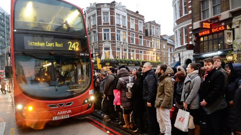 Автобусите в Лондон не успяват да се справят с наплива от пътници (ГАЛЕРИЯ)
