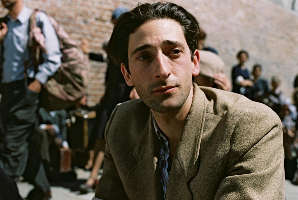 \"Пианистът\" (The Pianist, 2002) 
Този филм не подлежи на обсъждане. Мястото му е абсолютният връх в биографичното кино. Заради всичко в него. Дори да оставим настрана тематиката за Холокоста, която колкото и да отричаме, печели до известна степен с