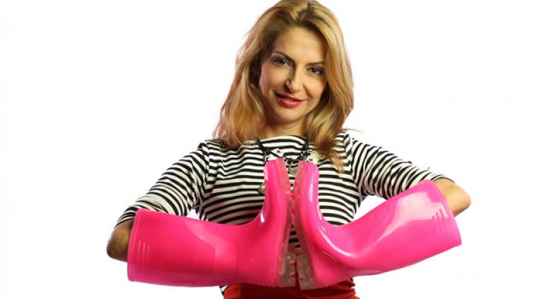 Ива Дойчинова съчета розово сомбреро с гумени ботуши