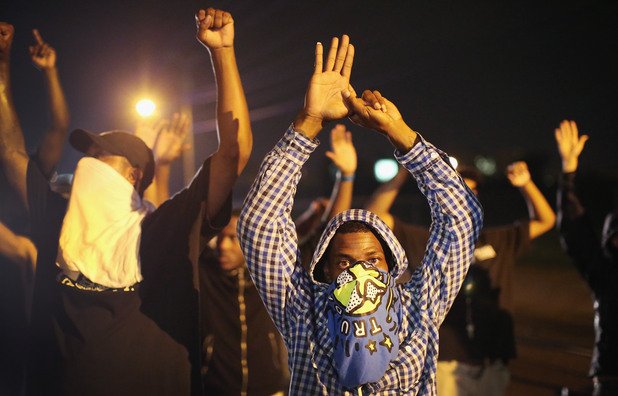 Губернаторът на Мисури въведе вечерен час заради бунтовете след убийството на невъоръжен чернокож младеж от полицай. (Вижте снимките)