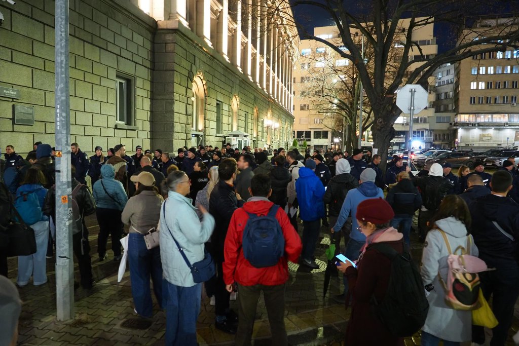 Протестът в центъра на София в снимки