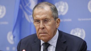Официално 71-годишният Лавров е женен и има една дъщеря, но животът му далеч не е толкова примерен