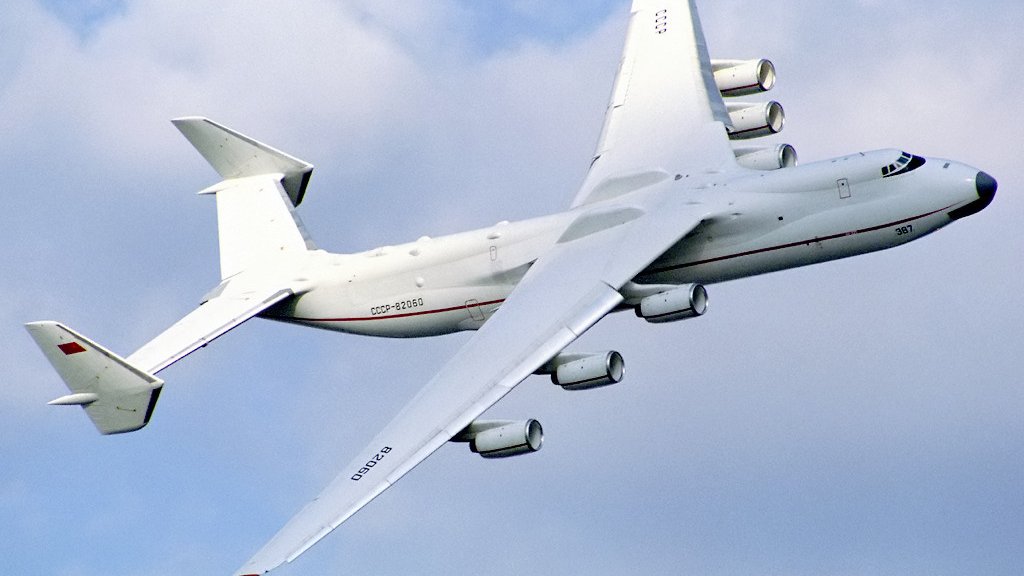 Antonov_An-225_at_Farnborough_1990_airshow_(2)