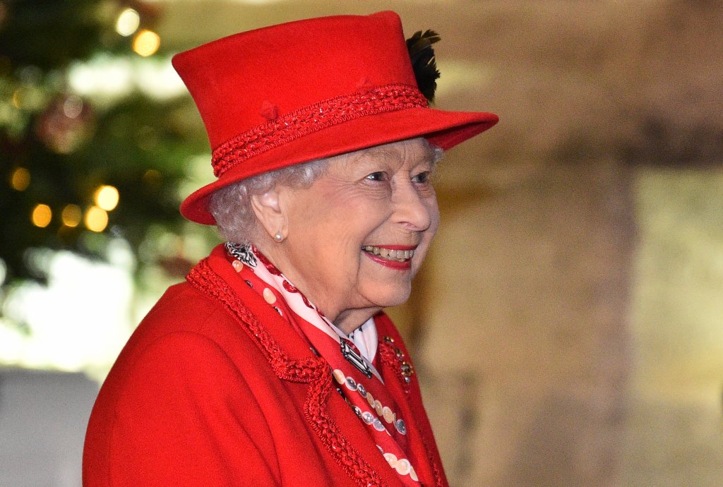 В приказките кралиците обикновено са жените на кралете, но при Елизабет II това не е така. Елизабет Александра Мери Уиндзор е най-дълго управлявалият монарх в британската история. Тя е коронясана в далечната 1953 г., когато е само на 27 години. Днес може и да гледаме Елизабет през призмата на проблемите в кралското семейство, но кралица Елизабет има много история зад гърба си и сериалът "Короната" (The Crown) обхваща само част от нея.
