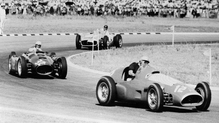 На преден план е битката между Ферари и Ланча, но важното е на заден план - Хуан Мануел Фанджо с Мерцедес е на път да спечели състезанието през 1955-а пред собствена публика при рекордната за Формула 1 температура от 40 градуса по Целзий. Фанджо е рекордьор по победи в Аржентина с 4 между 1954-а и 1957-а с тимовете на Мазерати (2), Мерцедес и Ферари.
